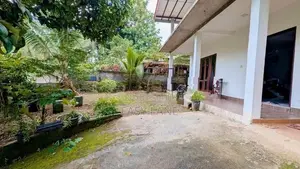 වැලිවේරිය – රදාවාන රෝහල අසල අඩක් නිමකළ දෙමහල් නිවසක්