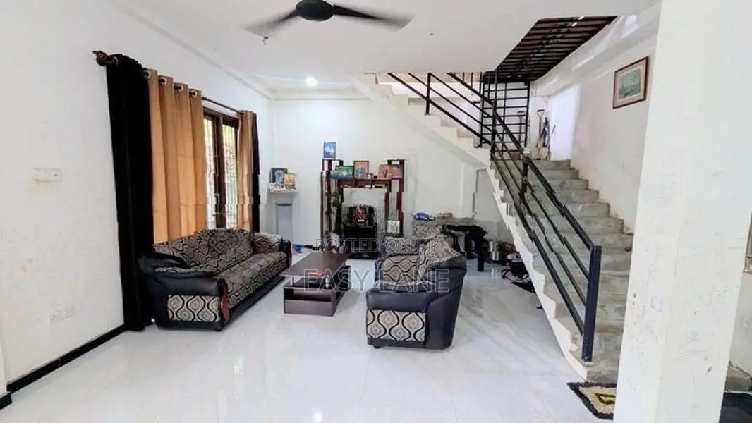 වැලිවේරිය – රදාවාන රෝහල අසල අඩක් නිමකළ දෙමහල් නිවසක්