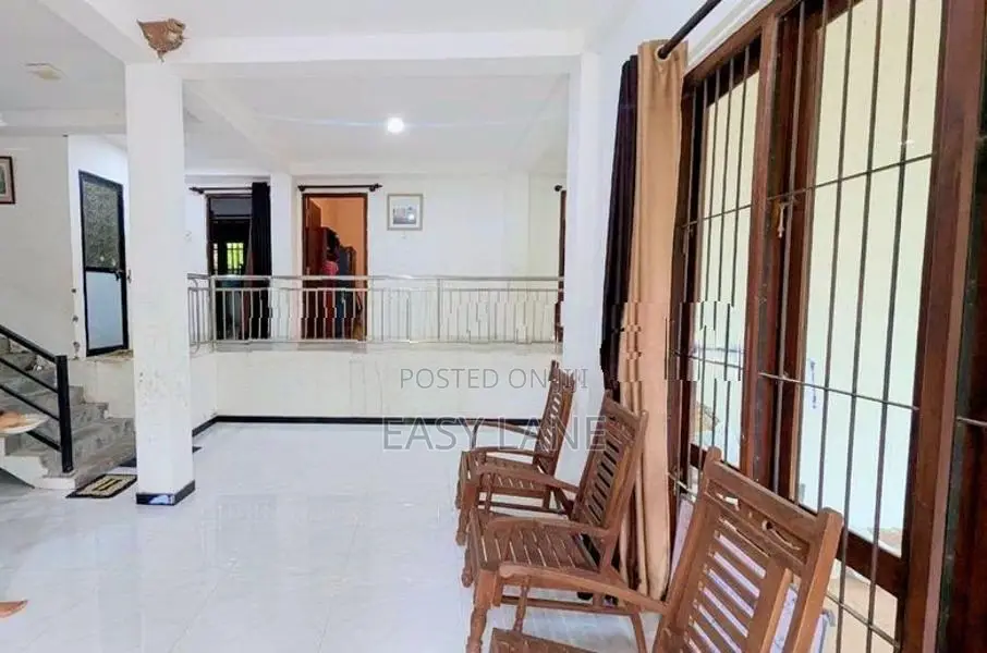 වැලිවේරිය – රදාවාන රෝහල අසල අඩක් නිමකළ දෙමහල් නිවසක්
