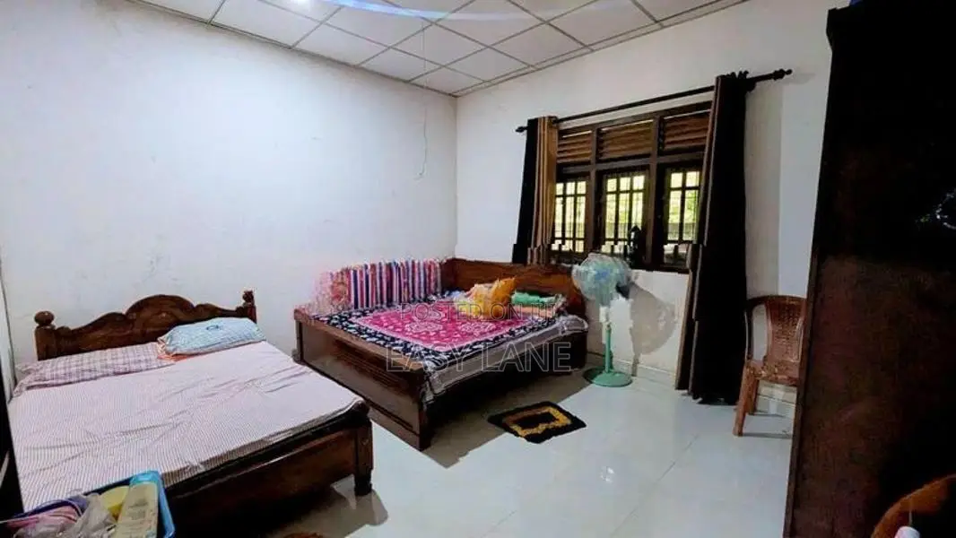 වැලිවේරිය – රදාවාන රෝහල අසල අඩක් නිමකළ දෙමහල් නිවසක්