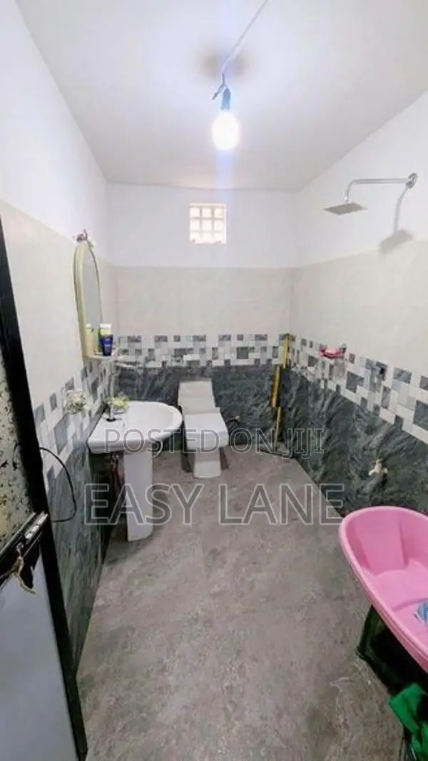 වැලිවේරිය – රදාවාන රෝහල අසල අඩක් නිමකළ දෙමහල් නිවසක්