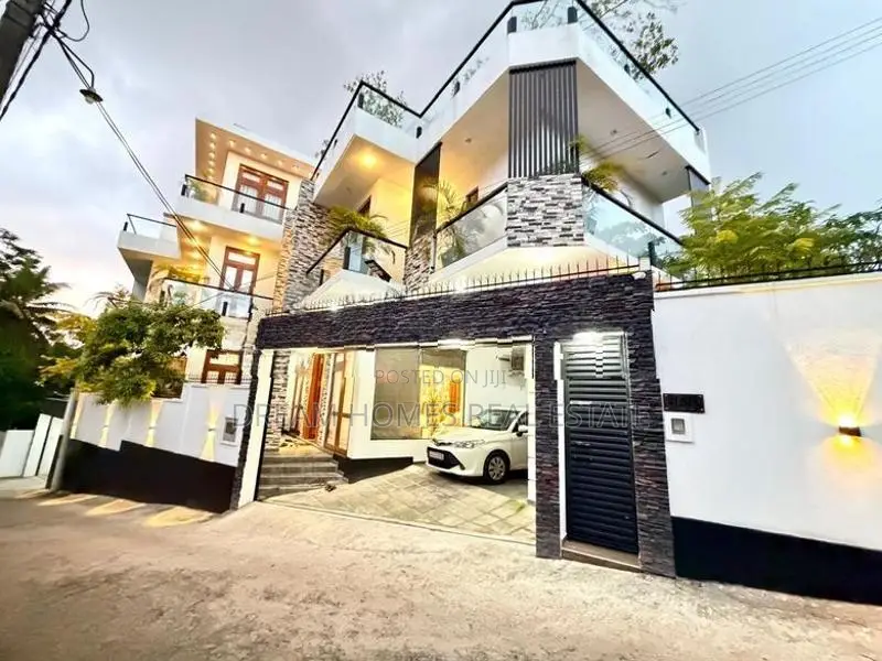 Super Luxury 6,000 Sq.Ft House with Lift – Battaramulla