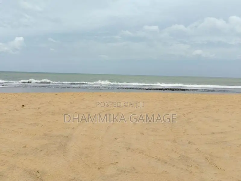 මුහුදට මායිම් සුන්දර ඉඩම විකිනිමට