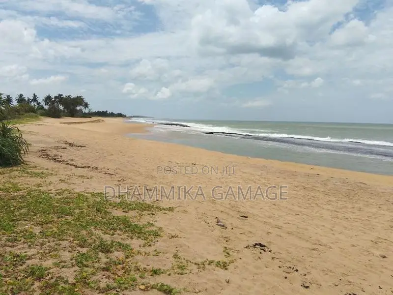 මුහුදට මායිම් සුන්දර ඉඩම විකිනිමට