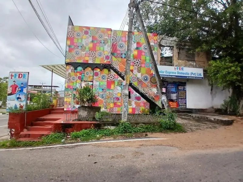 අම්පාර නගරය මැද විශාල කඩයක් විකිණීමට ඇත.
