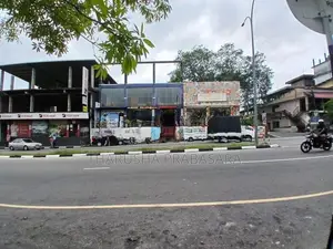 අම්පාර නගරය මැද විශාල කඩයක් විකිණීමට ඇත.