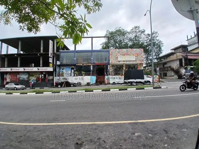 අම්පාර නගරය මැද විශාල කඩයක් විකිණීමට ඇත.