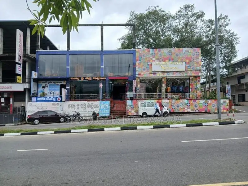 අම්පාර නගරය මැද විශාල කඩයක් විකිණීමට ඇත.