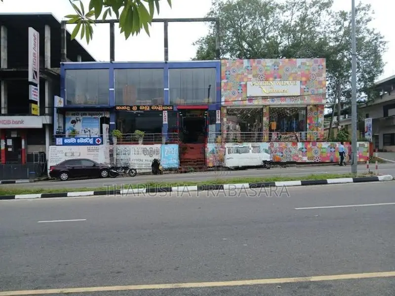 අම්පාර නගරය මැද විශාල කඩයක් විකිණීමට ඇත.