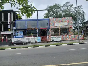 අම්පාර නගරය මැද විශාල කඩයක් විකිණීමට ඇත.