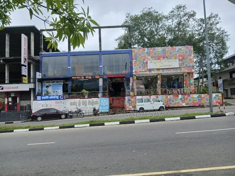 අම්පාර නගරය මැද විශාල කඩයක් විකිණීමට ඇත.