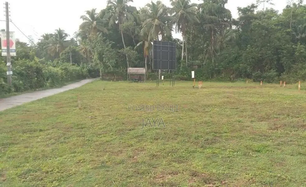 හොරණ නගරය සමීපයෙන් ඉඩමක්