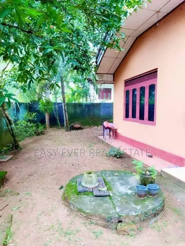 අතුරුගිරිය නගරයේ වටිනා ඉඩමක් සමඟ නිවසක් විකිණීමට!