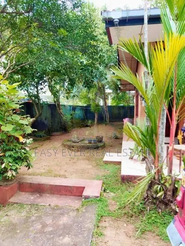 අතුරුගිරිය නගරයේ වටිනා ඉඩමක් සමඟ නිවසක් විකිණීමට!