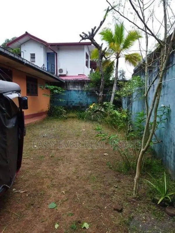 අතුරුගිරිය නගරයේ වටිනා ඉඩමක් සමඟ නිවසක් විකිණීමට!