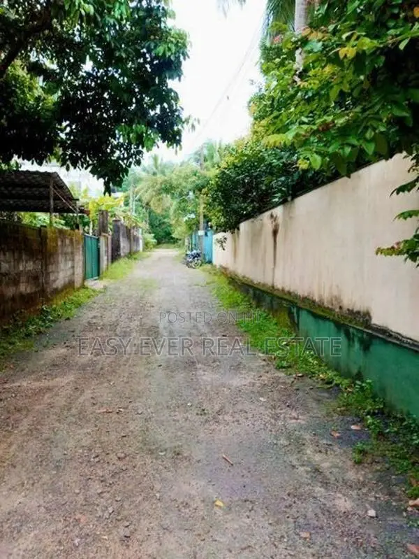 අතුරුගිරිය නගරයේ වටිනා ඉඩමක් සමඟ නිවසක් විකිණීමට!