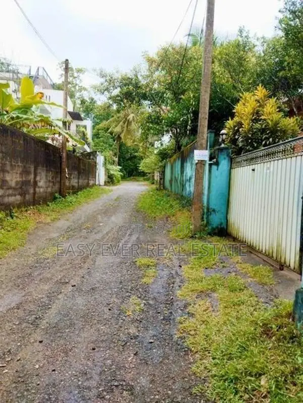 අතුරුගිරිය නගරයේ වටිනා ඉඩමක් සමඟ නිවසක් විකිණීමට!