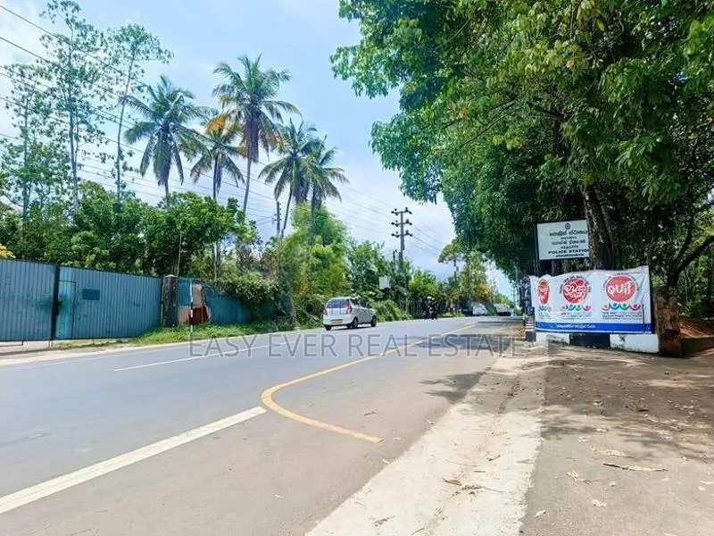 අතුරුගිරිය නගරයේ වටිනා ඉඩමක් සමඟ නිවසක් විකිණීමට!