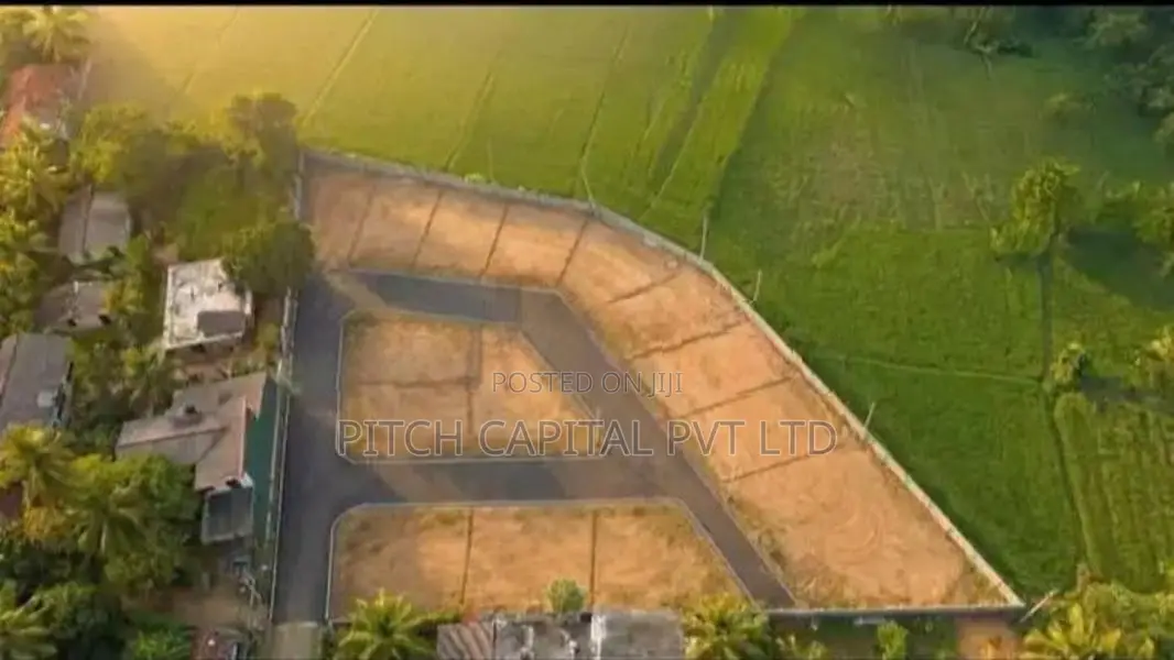 kahathuduwa අධිවේගීයට ආසන්නයේ වෙල්යායකට මුහුණලා  බිම්කොටස්