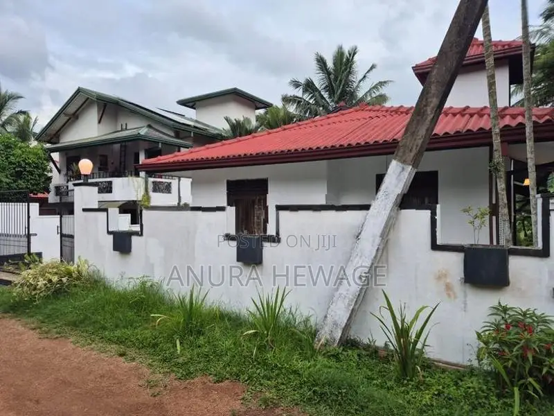 දෙල්ගොඩ, නගරය ආසන්නයේ පිහිටි නවීන නිවසක් විකිණීමට ඇත. (ID : DLGD001S)