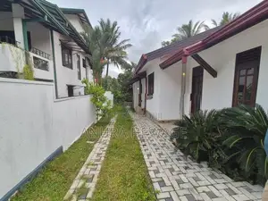 දෙල්ගොඩ, නගරය ආසන්නයේ පිහිටි නවීන නිවසක් විකිණීමට ඇත. (ID : DLGD001S)