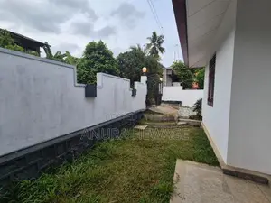 දෙල්ගොඩ, නගරය ආසන්නයේ පිහිටි නවීන නිවසක් විකිණීමට ඇත. (ID : DLGD001S)