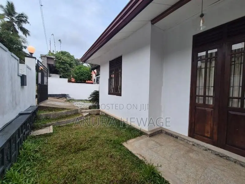 දෙල්ගොඩ, නගරය ආසන්නයේ පිහිටි නවීන නිවසක් විකිණීමට ඇත. (ID : DLGD001S)