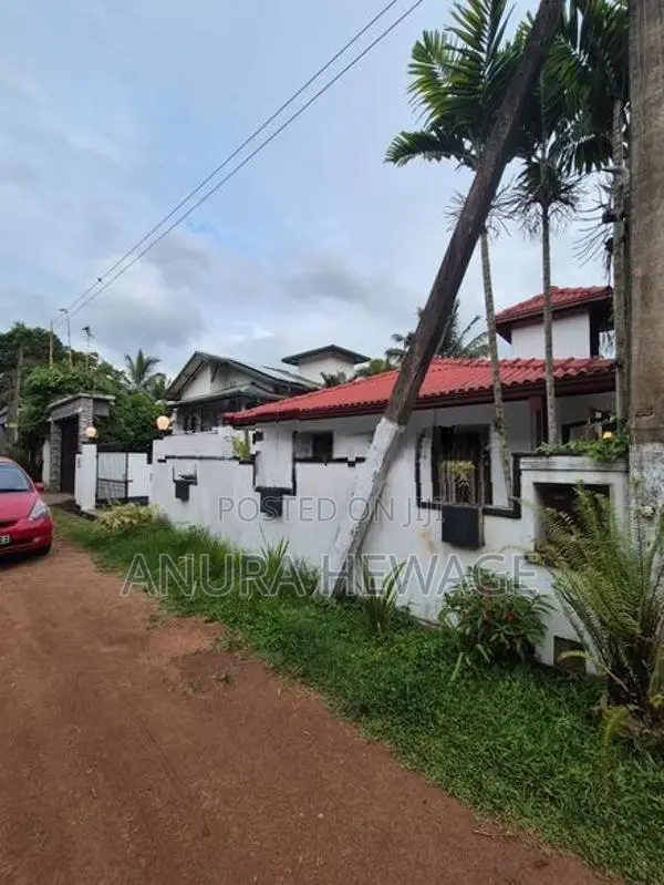 දෙල්ගොඩ, නගරය ආසන්නයේ පිහිටි නවීන නිවසක් විකිණීමට ඇත. (ID : DLGD001S)