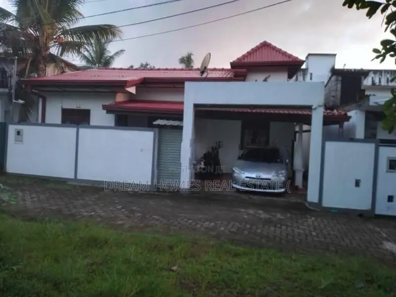 3-Bedroom House for Sale in Athurugiriya