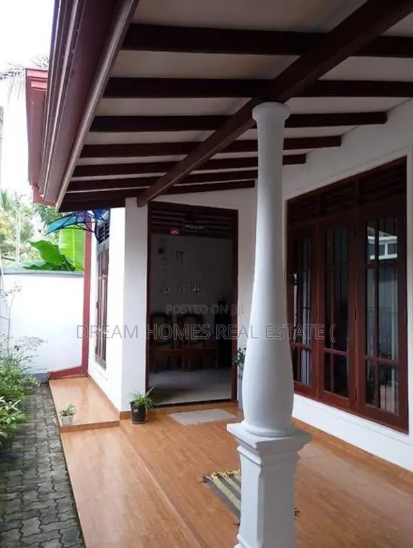 3-Bedroom House for Sale in Athurugiriya