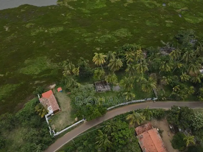 තංගල්ල සංචාරක පුරවරයෙන් ඉඩම හා අඩක් නිම කල විලා එකක් විකිණීම