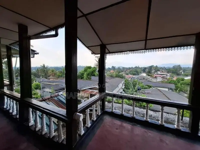 6 Bedroom House with An Amazing View For Sale in Aruppola | Kandy