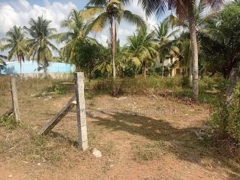 දූමලසූරියෙන් පර්චසයක් වටිනා ඉඩමක්