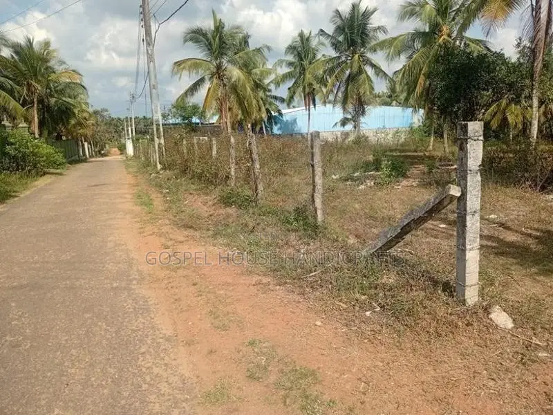දූමලසූරියෙන් පර්චසයක් වටිනා ඉඩමක්