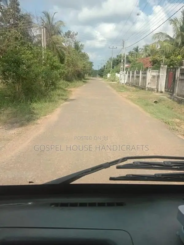 දූමලසූරියෙන් පර්චසයක් වටිනා ඉඩමක්