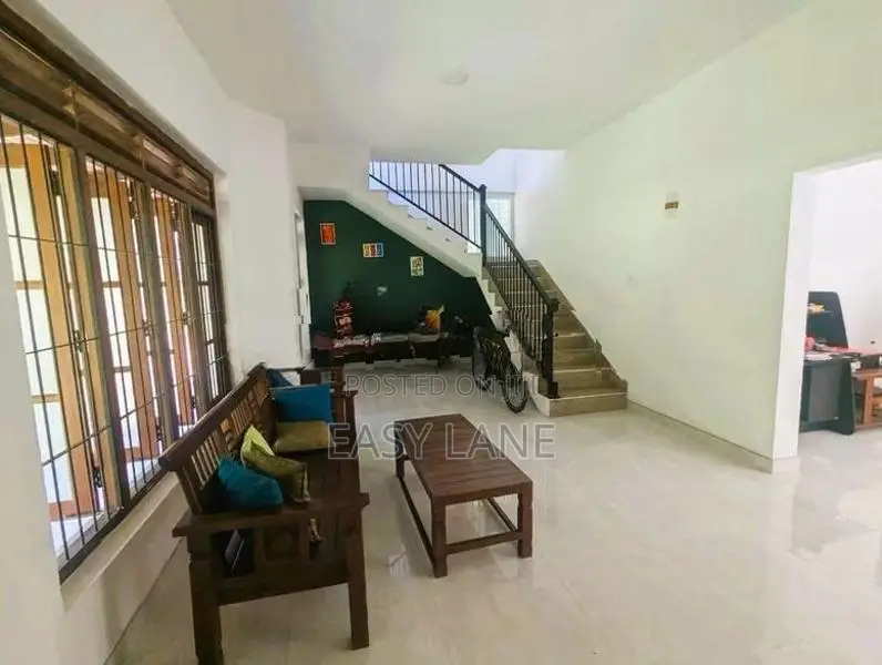 නයිවල ව්‍යාපාරික වටිනාකමක් සහිත ඉඩමක් සමග දෙමහල් නිවසක් විකිණීමට