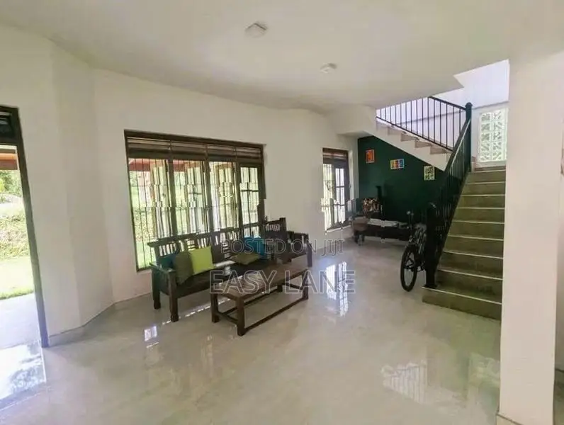 නයිවල ව්‍යාපාරික වටිනාකමක් සහිත ඉඩමක් සමග දෙමහල් නිවසක් විකිණීමට
