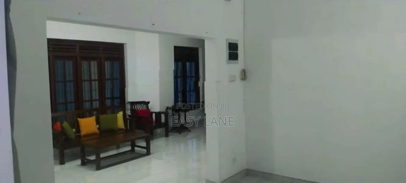නයිවල ව්‍යාපාරික වටිනාකමක් සහිත ඉඩමක් සමග දෙමහල් නිවසක් විකිණීමට