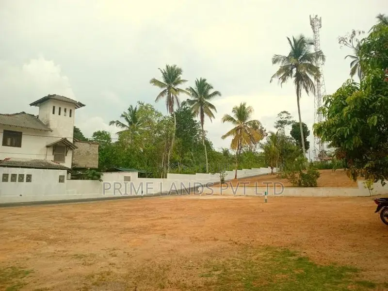 Lands for sale near Karapitiya