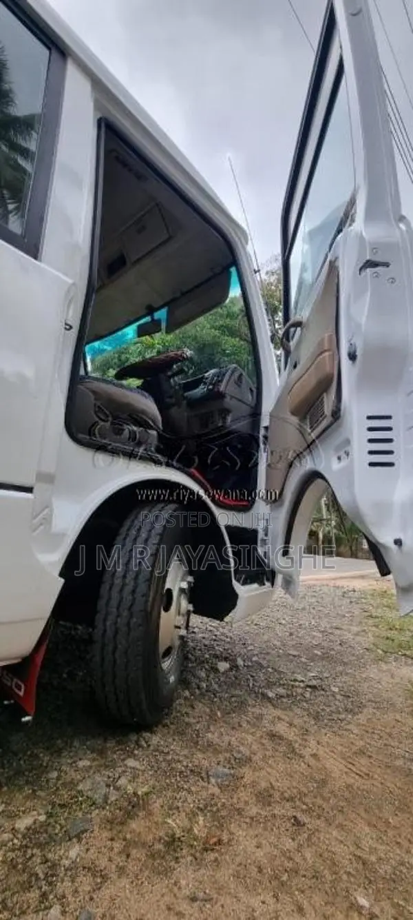 Mitsubishi Fuso Rosa 2017 Bus (Used)
