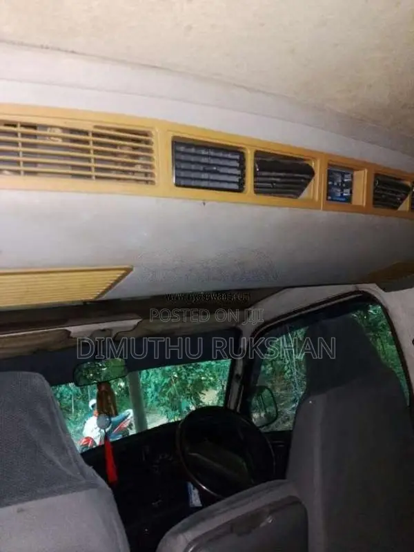 Toyota Dolphin 1993 Van (Used)