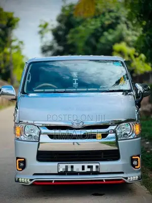 Toyota KDH 200 Super Gl 2011 Van (Used)