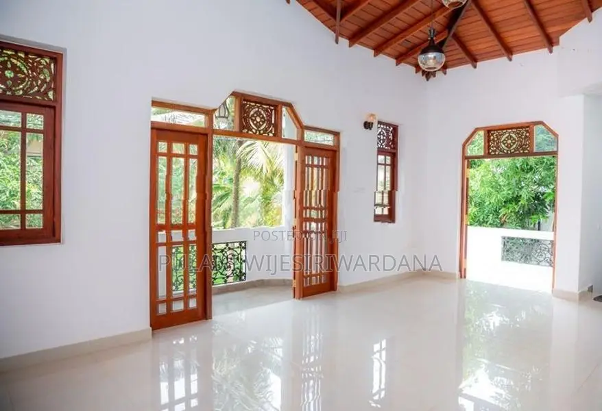 Lake View 6-Bedroom House For Sale – Moratuwa