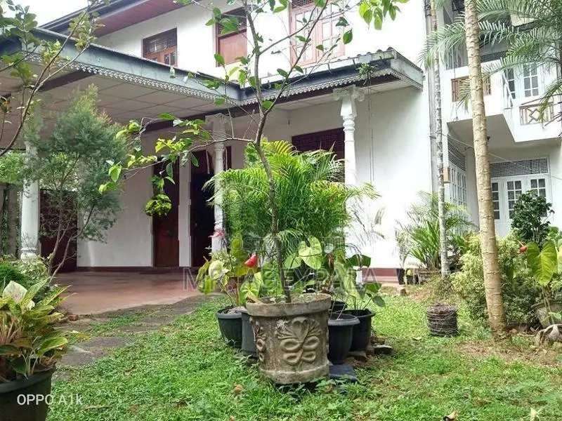 Building in 27 Perch Land For Rent - Athurugiriya