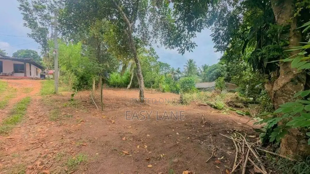 මීරිගම අධිවේගී පිවිසුමට ඉතා ආසන්නයෙන් වටිනා නේවාසික ඉඩමක් විකිණීමට