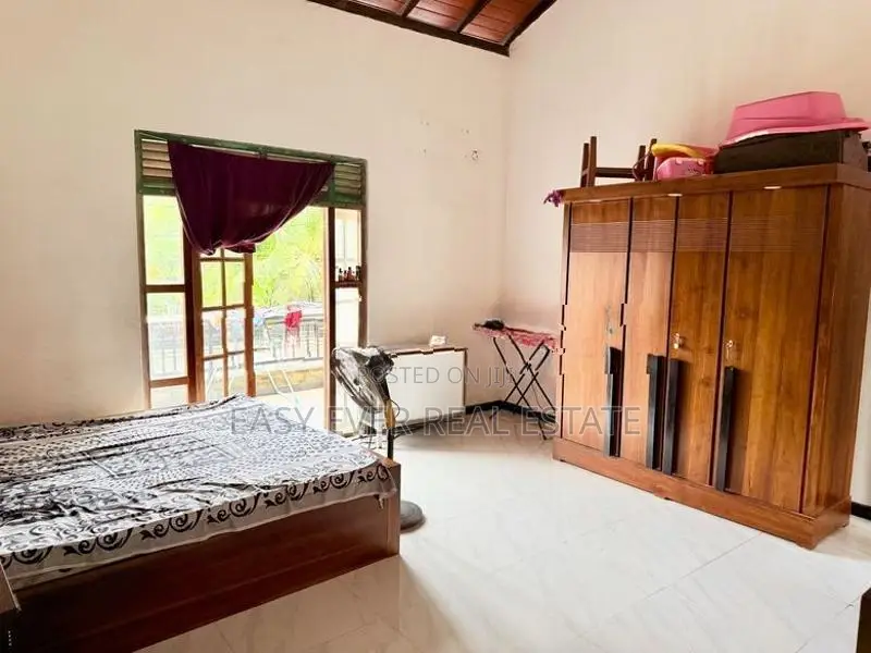 වැල්ලම්පිටිය ජය මාවතෙන් අංගසම්පූර්ණ දෙමහල් නිවසක් විකිණීමට