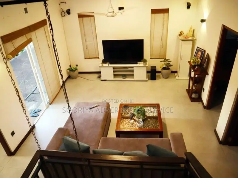 Stylish Luxury Residence in Kaldemulla Road