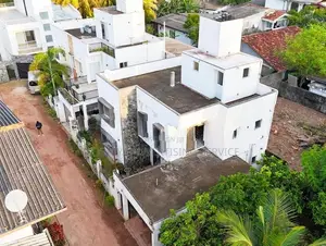 Stylish Luxury Residence in Kaldemulla Road