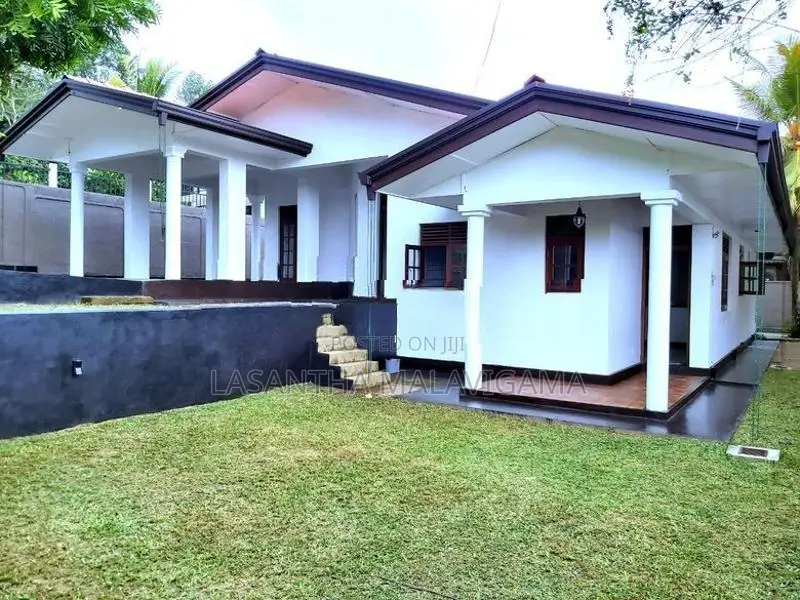 18.5 Perch single storey House for sale in Athurugiriya