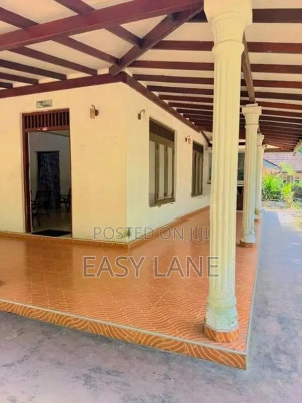 අඩි 20 කාපට් පාරකට මායිම් අංගසම්පූර්ණ නිවස / SA 14904